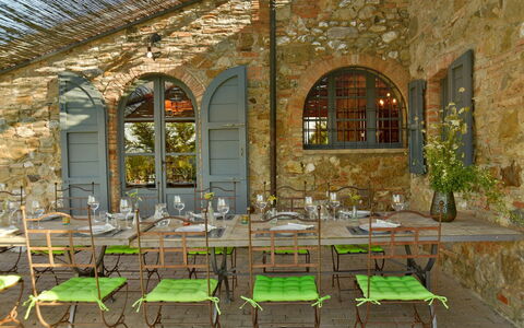 Villa Ginevra: Meubilair, Stoel, Muur, Tafel, Keuken En Eettafel, Hout, Interieur Ontwerp, Buitenmeubels, Eetkamer, Buitentafel