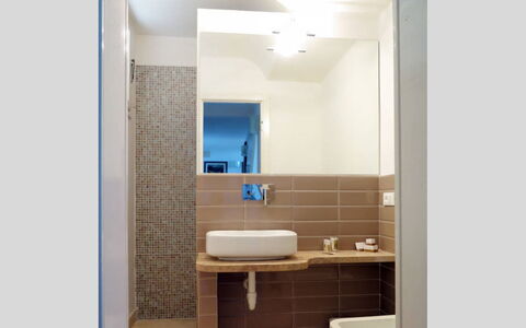 Terrazza Dell'Elba: Muur, Badkamer, Flooring, Interieur Ontwerp, Loodgieterswerkinrichting, Verdieping, Wastafel In De Badkamer, Loodgieter, Spiegel, Wastafel