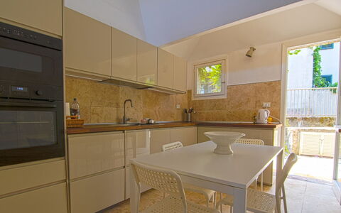 Terrazza Dell'Elba: Keuken, Interieur Ontwerp, Countertop, Flooring, Major Appliance, Hout, Toestel Van De Keuken, Meubilair, Verdieping, Cabinetry