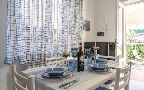 Casa Liliana Ac, Wifi, Forte Dei Marmi: Meubilair, Interieur Ontwerp, Textiel, Tafel, Stoel, Eetkamer, Flooring, Keuken En Eettafel, Linens, Kamer