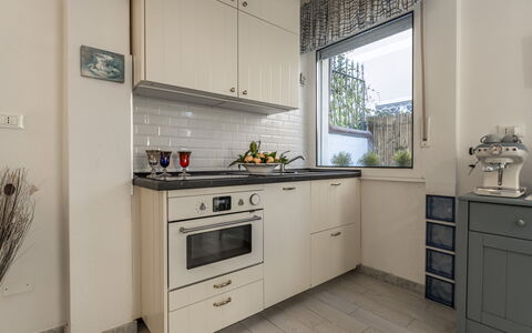 Casa Liliana Ac, Wifi, Forte Dei Marmi: Keuken, Toestel Van De Keuken, Countertop, Cabinetry, Major Appliance, Interieur Ontwerp, Fornuis, Hout, Huishoudapparatuur, Flooring