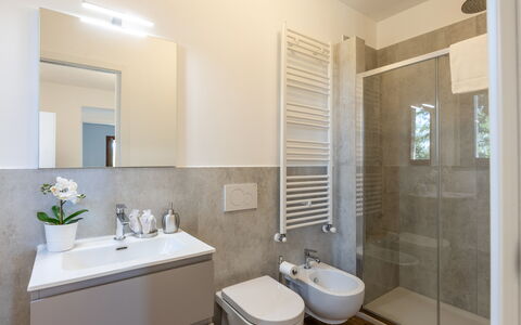 Poggio Padule: Flooring, Verdieping, Interieur Ontwerp, Badkamer, Loodgieterswerkinrichting, Wastafel, Plafond, Kraan, Loodgieter, Kamer