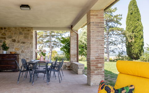 Il Pino Apartment: Meubilair, Stoel, Buitenmeubels, Schaduw, Bankstel, Beits, Veranda, Woonkamer, Landscaping