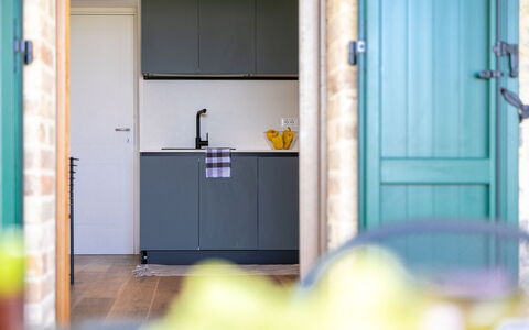 Il Pino Apartment: Hout, Keuken, Interieur Ontwerp, Flooring, Countertop, Meubilair, Verdieping, Cabinetry, Huis, Toestel Van De Keuken