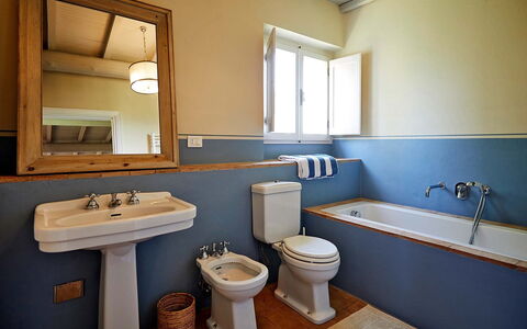 Poggio Cavallino Private Pool, Wifi, Maremma: Badkamer, Loodgieterswerkinrichting, Wastafel In De Badkamer, Wastafel, Kraan, Wc Bril, Toilet, Loodgieter, Flooring, Verdieping
