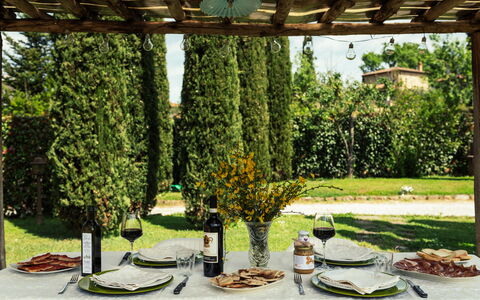 La Pergola: Meubilair, Tafel, Buitenmeubels, Buitentafel, Tuin, Stoel, Schaduw, Landscaping, Werf, Backyard