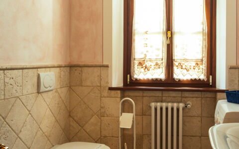 La Pergola: Flooring, Muur, Loodgieterswerkinrichting, Verdieping, Badkamer, Interieur Ontwerp, Kraan, Wastafel, Loodgieter, Wastafel In De Badkamer