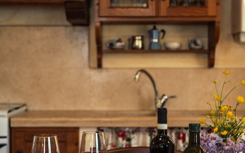 La Pergola: Fles, Meubilair, Tableware, Countertop, Interieur Ontwerp, Wijnfles, Tafel, Glazen Fles, Voedsel