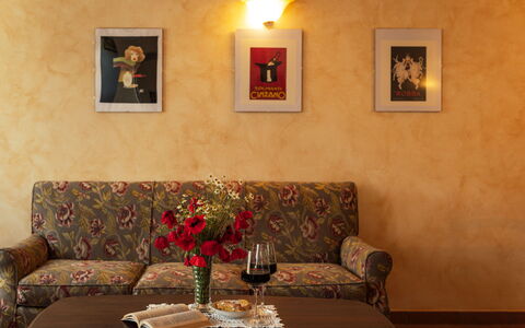 Il Roseto: Muur, Meubilair, Interieur Ontwerp, Geel, Bruin, Fotolijst, Oranje, Bankstel, Kamer, Woonkamer