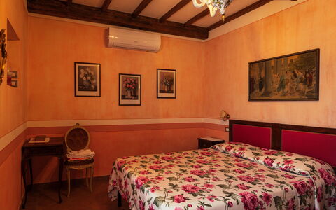 Il Roseto: Muur, Interieur Ontwerp, Meubilair, Slaapkamer, Kamer, Laken, Bed, Bed Frame, Plafond, Fotolijst