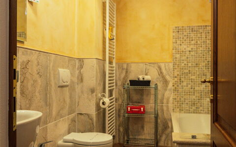 Il Noceto: Flooring, Muur, Loodgieterswerkinrichting, Interieur Ontwerp, Verdieping, Badkamer, Wastafel In De Badkamer, Wastafel, Kraan, Plafond