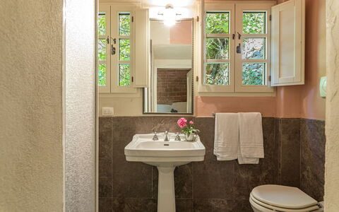 Villa Linchiano: Wastafel In De Badkamer, Badkamer, Wastafel, Loodgieterswerkinrichting, Interieur Ontwerp, Muur, Kraan, Flooring, Verdieping, Huis