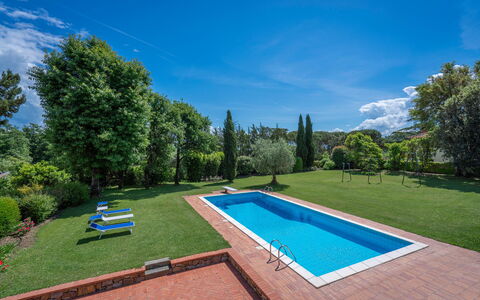 Il Villino Del Collezionista With Pool In Pistoia: Blauw, Zwembad, Tuin, Landgoed, Gazon, Landscaping, Schaduw, Vrije Tijd, Hacienda, Werf