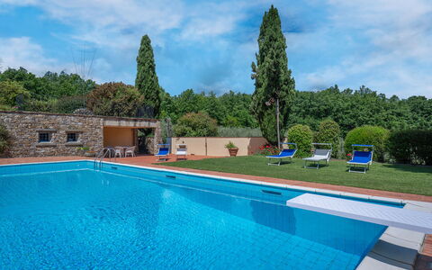 Il Villino Del Collezionista With Pool In Pistoia: Blauw, Zwembad, Toevlucht, Tuin, Eco Hotel, Hacienda, Landscaping, Landgoed, Schaduw, Villa