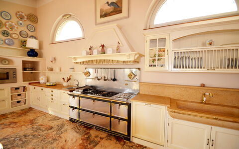 Villa Yvonne: Keuken, Interieur Ontwerp, Countertop, Hout, Meubilair, Cabinetry, Flooring, Toestel Van De Keuken, Fornuis, Verlichting