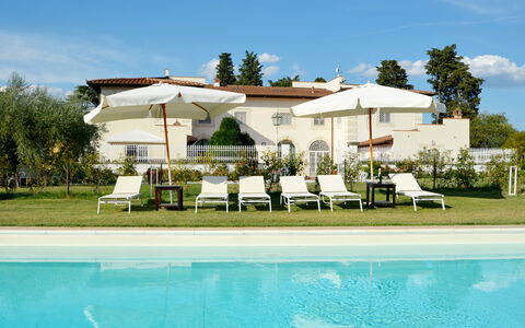 Villa Yvonne: Zwembad, Toevlucht, Landgoed, Buitenmeubels, Tuin, Ligstoel, Gazon, Hacienda, Villa, Werf