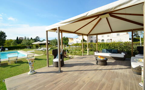 Villa Yvonne: Hout, Buitenmeubels, Flooring, Schaduw, Tuin, Prieel, Verdieping, Meubilair, Outdoor Structuur, Canopy