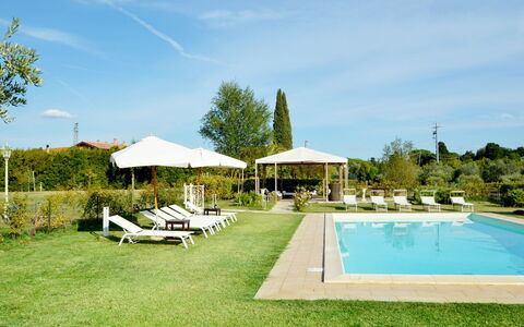 Villa Yvonne: Zwembad, Toevlucht, Buitenmeubels, Ligstoel, Tuin, Eco Hotel, Paraplu, Landscaping, Schaduw, Thermae