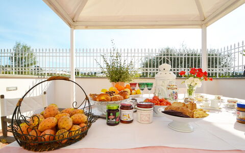 Villa Yvonne: Meubilair, Tafel, Voedsel, Stoel, Linens, Ontbijt, Serveware, Keuken En Eettafel, Tafelkleed