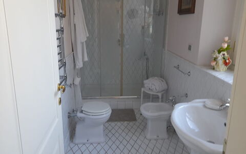 Villa Yvonne: Loodgieterswerkinrichting, Muur, Badkamer, Interieur Ontwerp, Flooring, Verdieping, Wastafel In De Badkamer, Wastafel, Kraan, Loodgieter