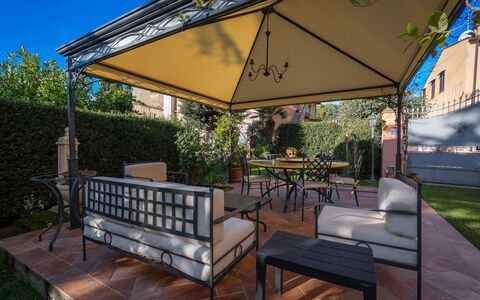 Ely Apartment In Villa, Wifi, Terricciola, Pisa: Meubilair, Stoel, Buitenmeubels, Schaduw, Buitentafel, Outdoor Structuur, Tuin, Patio, Keuken En Eettafel, Veranda