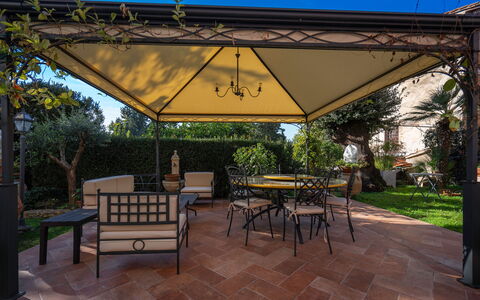 Ely Apartment In Villa, Wifi, Terricciola, Pisa: Flooring, Schaduw, Outdoor Structuur, Tuin, Bloempot, Prieel, Paviljoen, Flagstone, Buitenmeubels, Patio