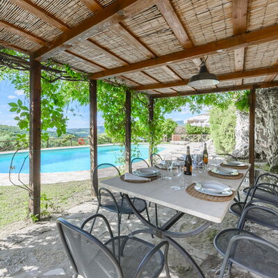 Villa Poggio La Croce: Meubilair, Buitenmeubels, Stoel, Zwembad, Buitentafel, Toevlucht, Flagstone, Eco Hotel, Schaduw, Keuken En Eettafel