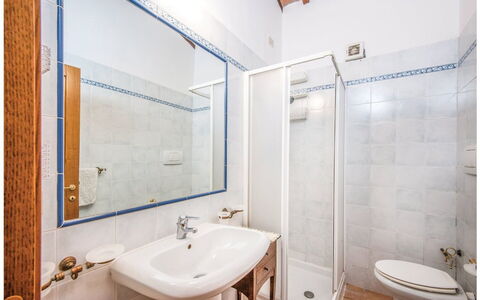 La Fiumara: Muur, Flooring, Verdieping, Interieur Ontwerp, Loodgieterswerkinrichting, Plafond, Kamer, Badkamer, Wastafel In De Badkamer, Loodgieter