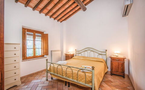 La Fiumara: Bed, Meubilair, Slaapkamer, Interieur Ontwerp, Laken, Bedding, Plafond, Flooring, Bed Frame, Linens