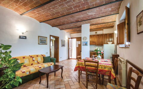 La Fiumara: Muur, Appartement, Verdieping, Kamer, Kamerplant, Bloempot, Stoel, Beits, Verf, Keuken En Eettafel