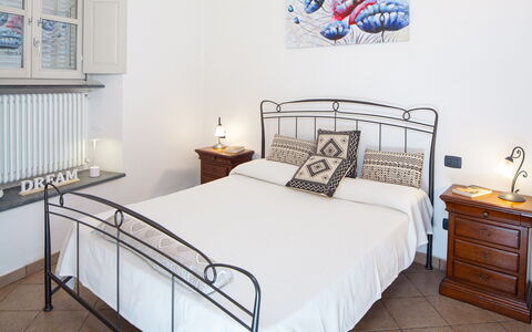 Ca Du Checcu: Bed, Slaapkamer, Meubilair, Bedding, Laken, Interieur Ontwerp, Flooring, Verdieping, Kamer, Linens