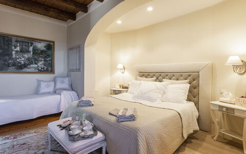 Villa Zambra: Meubilair, Bed, Interieur Ontwerp, Slaapkamer, Bedding, Muur, Verdieping, Laken, Kamer, Flooring