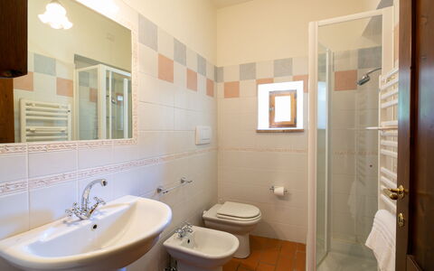 Villa Gelsi: Flooring, Interieur Ontwerp, Verdieping, Plafond, Kamer, Loodgieterswerkinrichting, Badkamer, Tegel, Wastafel