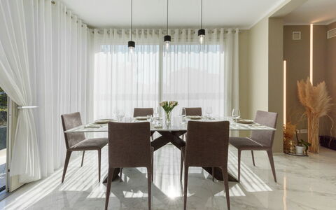 Villa Fiumetto: Meubilair, Interieur Ontwerp, Tafel, Stoel, Flooring, Eetkamer, Keuken En Eettafel, Hout, Verdieping, Textiel