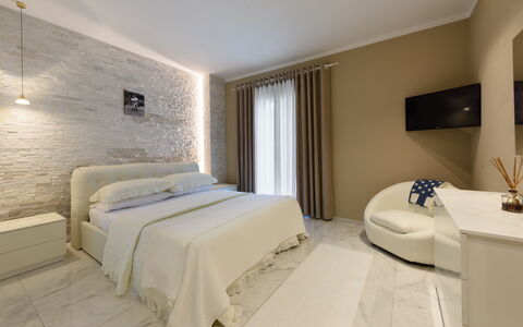 Villa Fiumetto: Meubilair, Interieur Ontwerp, Muur, Flooring, Verdieping, Bed, Slaapkamer, Hout, Plafond, Kamer