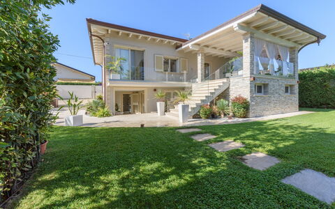 Villa Fiumetto: Gebouw, Huis, Woongebied, Huis, Facade, Dak, Architectuur, Landgoed, Verblijf