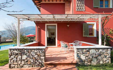 Villa Camaiore: Stoel, Balkon, Schaduw, Veranda, Luifel, Kamerplant, Verf, Outdoor Structuur, Hacienda, Villa