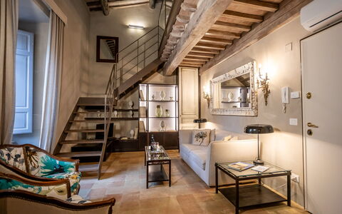 Stylish Apartment: Meubilair, Interieur Ontwerp, Muur, Flooring, Verdieping, Plafond, Kamer, Verlichting, Huis, Woonkamer