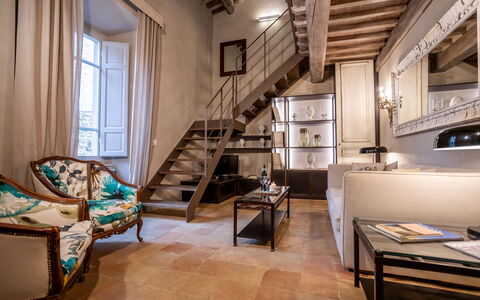 Stylish Apartment: Meubilair, Interieur Ontwerp, Flooring, Verdieping, Bankstel, Woonkamer, Kamer, Plafond, Verlichting, Stoel