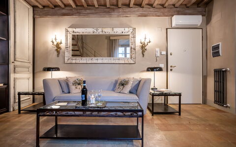 Stylish Apartment: Meubilair, Interieur Ontwerp, Muur, Flooring, Verdieping, Bankstel, Plafond, Kamer, Tafel, Woonkamer