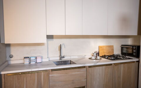 Stylish Apartment: Keuken, Countertop, Hout, Toestel Van De Keuken, Interieur Ontwerp, Cabinetry, Flooring, Major Appliance, Gootsteen, Huishoudapparatuur