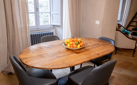 Stylish Apartment: Meubilair, Interieur Ontwerp, Tafel, Flooring, Hout, Verdieping, Stoel, Keuken En Eettafel, Eetkamer, Kamer