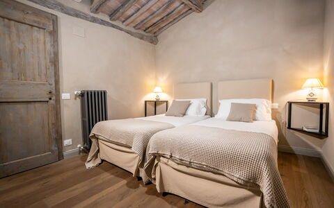 Stylish Apartment: Bed, Slaapkamer, Meubilair, Laken, Interieur Ontwerp, Bedding, Linens, Verdieping, Textiel, Kamer