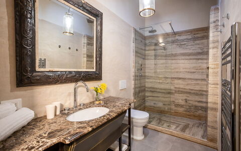 Stylish Apartment: Loodgieterswerkinrichting, Flooring, Interieur Ontwerp, Badkamer, Verdieping, Kraan, Wastafel, Loodgieter, Verlichting, Huis