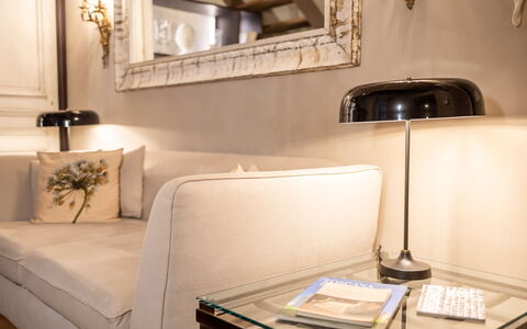 Stylish Apartment: Meubilair, Interieur Ontwerp, Bankstel, Verlichting, Woonkamer, Huis, Verdieping, Kamer, Lamp