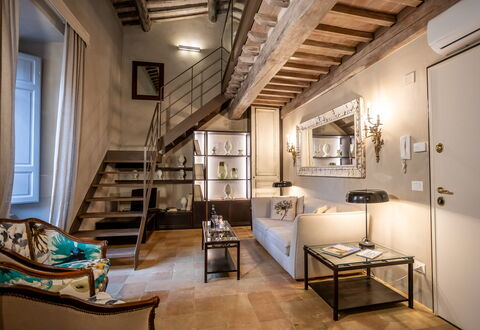 Stylish Apartment: Meubilair, Interieur Ontwerp, Muur, Flooring, Verdieping, Plafond, Kamer, Verlichting, Huis, Woonkamer