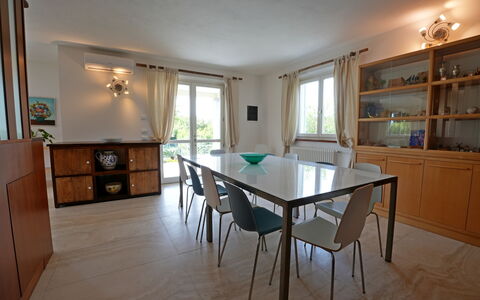 Villa Alex: Meubilair, Flooring, Interieur Ontwerp, Verdieping, Hout, Tafel, Stoel, Keuken En Eettafel, Eetkamer, Verlichting