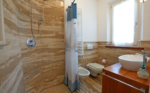 Villa Alex: Flooring, Hout, Verdieping, Interieur Ontwerp, Loodgieterswerkinrichting, Kamer, Wastafel, Badkamer, Beits, Kraan