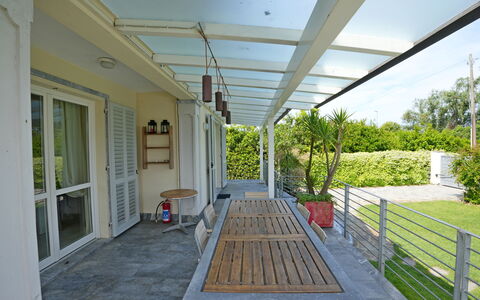 Villa Alex: Veranda, Schaduw, Deur, Outdoor Structuur, Dek, Bloempot, Buitenmeubels, Patio, Balkon, Pergola