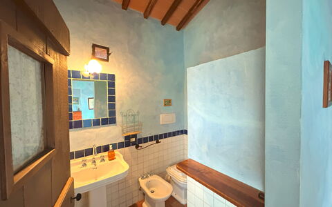 Appartamento La Torretta Di Pietra, Wifi, Perugia: Muur, Loodgieterswerkinrichting, Interieur Ontwerp, Flooring, Badkamer, Verdieping, Wastafel In De Badkamer, Plafond, Kraan, Loodgieter